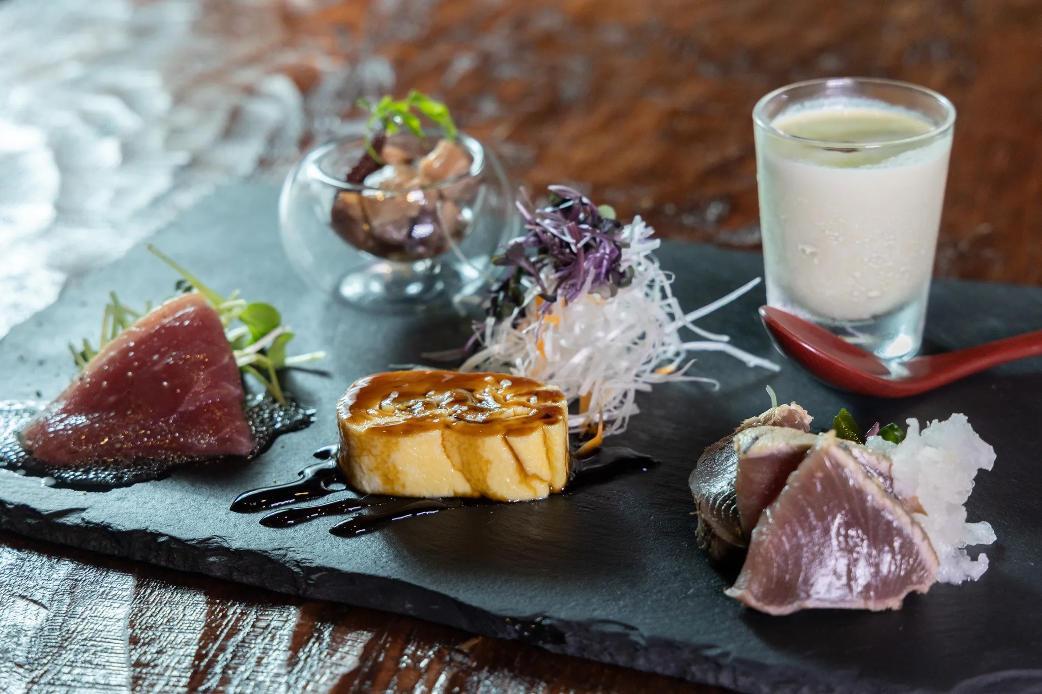 鉄板焼炭焼さいとうでは、前菜一皿一皿に丁寧に向き合い、素材の...