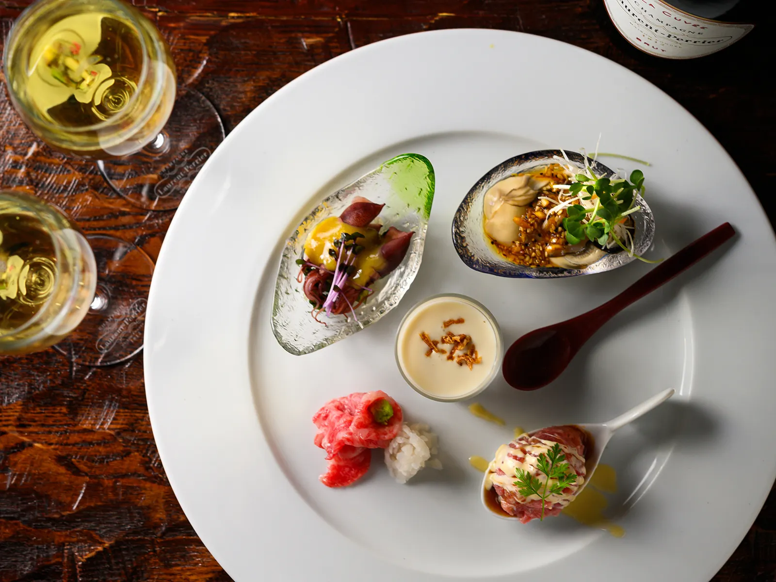 鉄板焼炭焼さいとうでは、前菜一皿一皿に丁寧に向き合い、素材の...